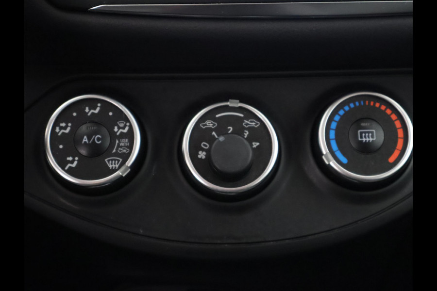 Toyota Yaris 1.0 VVT-i Y20 Bi-Tone | Garantie tot 05-2029! | Navigatie | Camera | Cruise Control | Privacy Glass