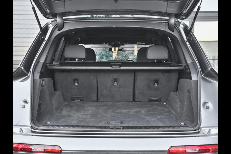 Audi Q7 55 TFSI quattro S Line Ex BTW/ BPM Panoramadak ACC Leren bekleding 22 inch velgen Trekhaak