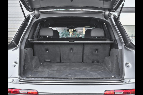 Audi Q7 55 TFSI quattro S Line Ex BTW/ BPM Panoramadak ACC Leren bekleding 22 inch velgen Trekhaak