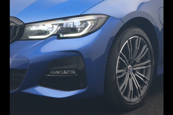 BMW 3 Serie Touring 330e M Sport PHEV 293pk Dealer O.H. | SOH 89,2% | Panodak | Head Up | Adaptive Cruise | 360 Camera | Adaptief Onderstel | Laser LED | Alcantara Sportstoelen Memory & Verwarmd | Sfeerverlichting | Keyless |  BLIS | Stuur Vewarmd Apple Carplay | Plug In Hybrid |