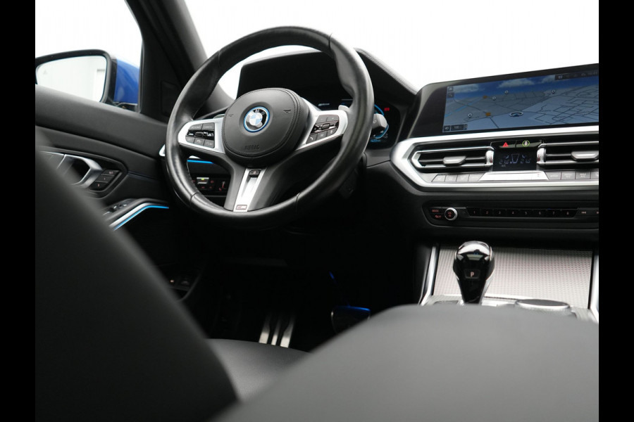 BMW 3 Serie Touring 330e M Sport PHEV 293pk Dealer O.H. | SOH 89,2% | Panodak | Head Up | Adaptive Cruise | 360 Camera | Adaptief Onderstel | Laser LED | Alcantara Sportstoelen Memory & Verwarmd | Sfeerverlichting | Keyless |  BLIS | Stuur Vewarmd Apple Carplay | Plug In Hybrid |
