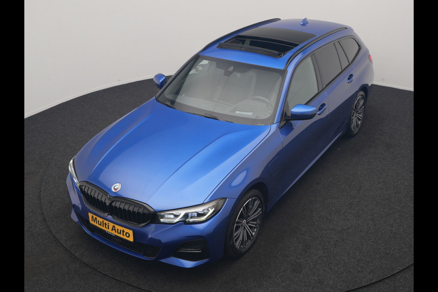 BMW 3 Serie Touring 330e M Sport PHEV 293pk Dealer O.H. | SOH 89,2% | Panodak | Head Up | Adaptive Cruise | 360 Camera | Adaptief Onderstel | Laser LED | Alcantara Sportstoelen Memory & Verwarmd | Sfeerverlichting | Keyless |  BLIS | Stuur Vewarmd Apple Carplay | Plug In Hybrid |