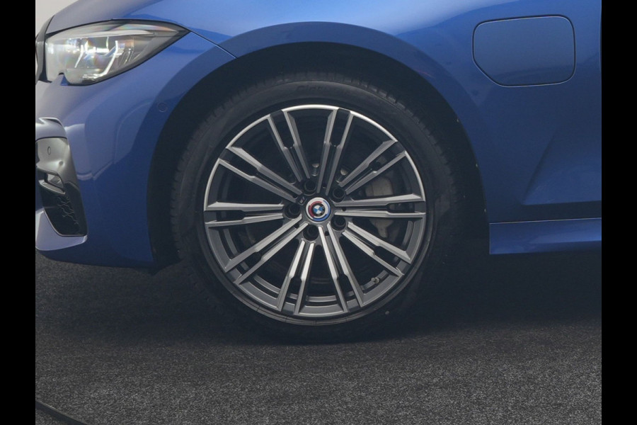 BMW 3 Serie Touring 330e M Sport PHEV 293pk Dealer O.H. | SOH 89,2% | Panodak | Head Up | Adaptive Cruise | 360 Camera | Adaptief Onderstel | Laser LED | Alcantara Sportstoelen Memory & Verwarmd | Sfeerverlichting | Keyless |  BLIS | Stuur Vewarmd Apple Carplay | Plug In Hybrid |