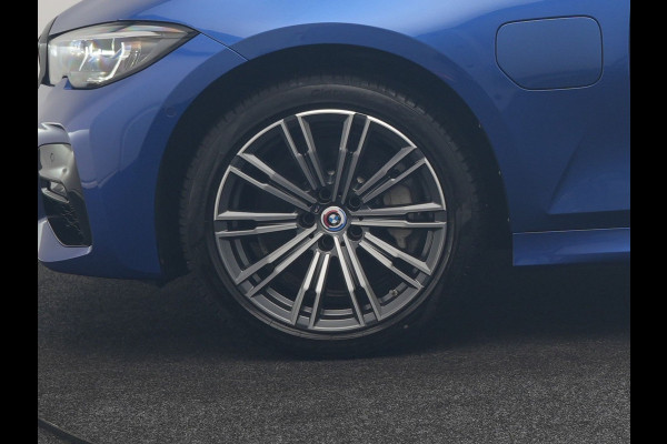 BMW 3 Serie Touring 330e M Sport PHEV 293pk Dealer O.H. | SOH 89,2% | Panodak | Head Up | Adaptive Cruise | 360 Camera | Adaptief Onderstel | Laser LED | Alcantara Sportstoelen Memory & Verwarmd | Sfeerverlichting | Keyless |  BLIS | Stuur Vewarmd Apple Carplay | Plug In Hybrid |