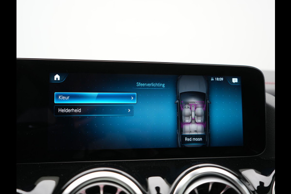 Mercedes-Benz EQA 250 AMG Line 67 kWh 190pk Dealer O.H. | Panodak | Camera | Sfeerverlichting | Alcantara Sportstoelen Verwarmd | BLIS | Keyless | Apple Carplay | Cruise Control | Navigatie | DAB | Virtual |