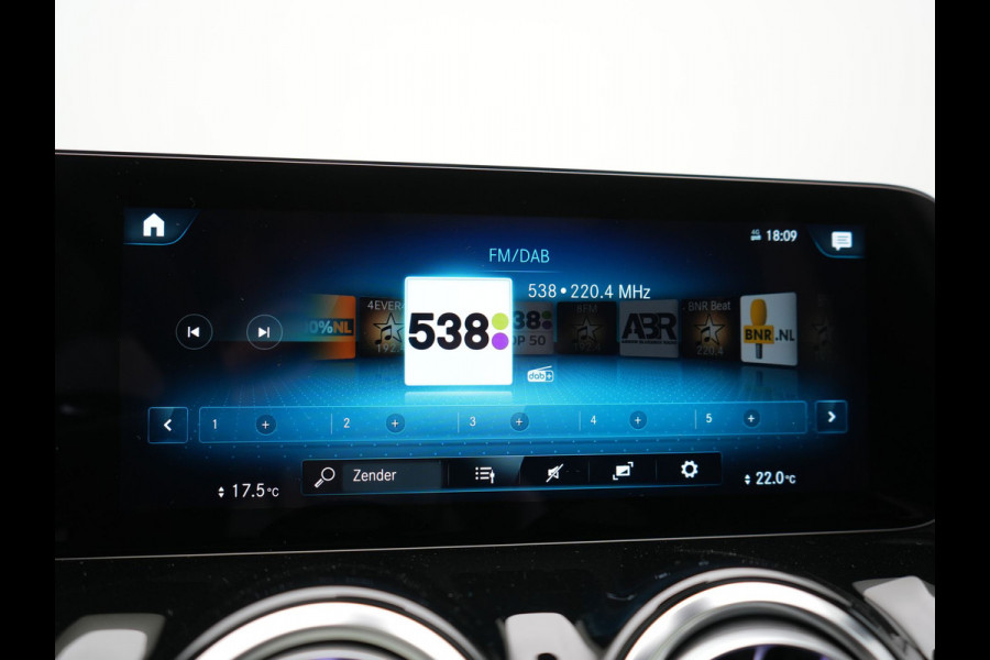 Mercedes-Benz EQA 250 AMG Line 67 kWh 190pk Dealer O.H. | Panodak | Camera | Sfeerverlichting | Alcantara Sportstoelen Verwarmd | BLIS | Keyless | Apple Carplay | Cruise Control | Navigatie | DAB | Virtual |