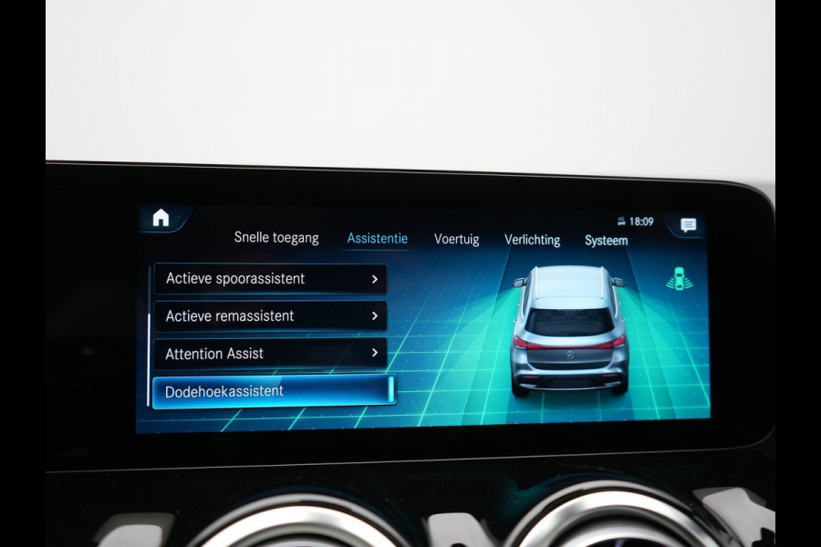 Mercedes-Benz EQA 250 AMG Line 67 kWh 190pk Dealer O.H. | Panodak | Camera | Sfeerverlichting | Alcantara Sportstoelen Verwarmd | BLIS | Keyless | Apple Carplay | Cruise Control | Navigatie | DAB | Virtual |