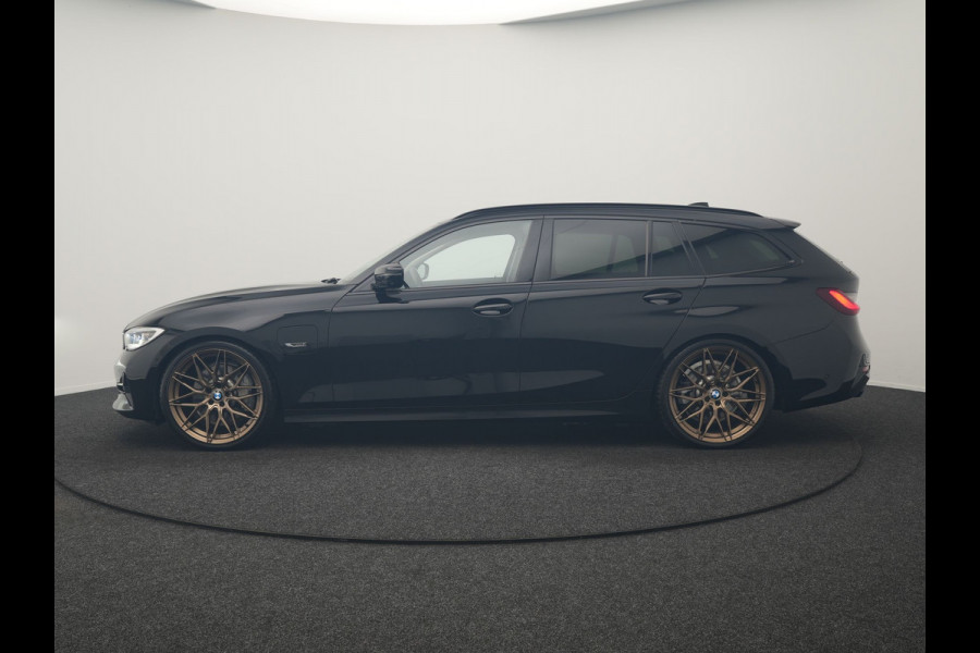 BMW 3 Serie Touring 330e Sportline PHEV 293pk Dealer O.H. | SOH 86,2% | Trekhaak Af Fabriek | Head Up | Adaptive Cruise | Laser LED | 360 Camera | Lederen Sportstoelen Memory & Verwarmd | Stuur Verwarmd | Keyless | BLIS | Sfeerverlichting | Apple Ca