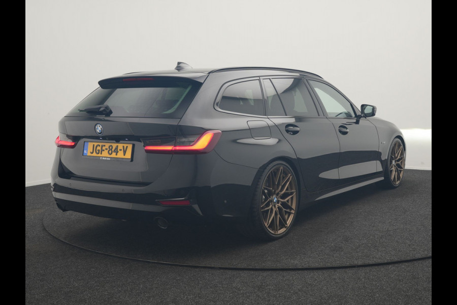 BMW 3 Serie Touring 330e Sportline PHEV 293pk Dealer O.H. | SOH 86,2% | Trekhaak Af Fabriek | Head Up | Adaptive Cruise | Laser LED | 360 Camera | Lederen Sportstoelen Memory & Verwarmd | Stuur Verwarmd | Keyless | BLIS | Sfeerverlichting | Apple Ca