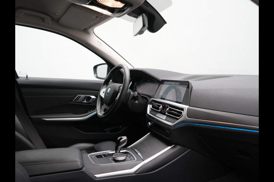 BMW 3 Serie Touring 330e Sportline PHEV 293pk Dealer O.H. | SOH 86,2% | Trekhaak Af Fabriek | Head Up | Adaptive Cruise | Laser LED | 360 Camera | Lederen Sportstoelen Memory & Verwarmd | Stuur Verwarmd | Keyless | BLIS | Sfeerverlichting | Apple Ca
