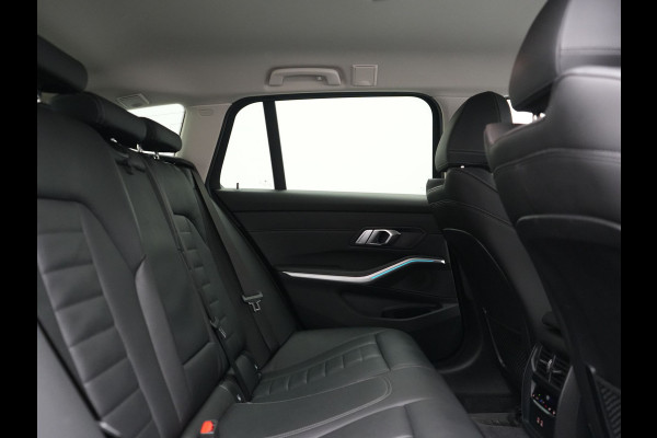 BMW 3 Serie Touring 330e Sportline PHEV 293pk Dealer O.H. | SOH 86,2% | Trekhaak Af Fabriek | Head Up | Adaptive Cruise | Laser LED | 360 Camera | Lederen Sportstoelen Memory & Verwarmd | Stuur Verwarmd | Keyless | BLIS | Sfeerverlichting | Apple Ca