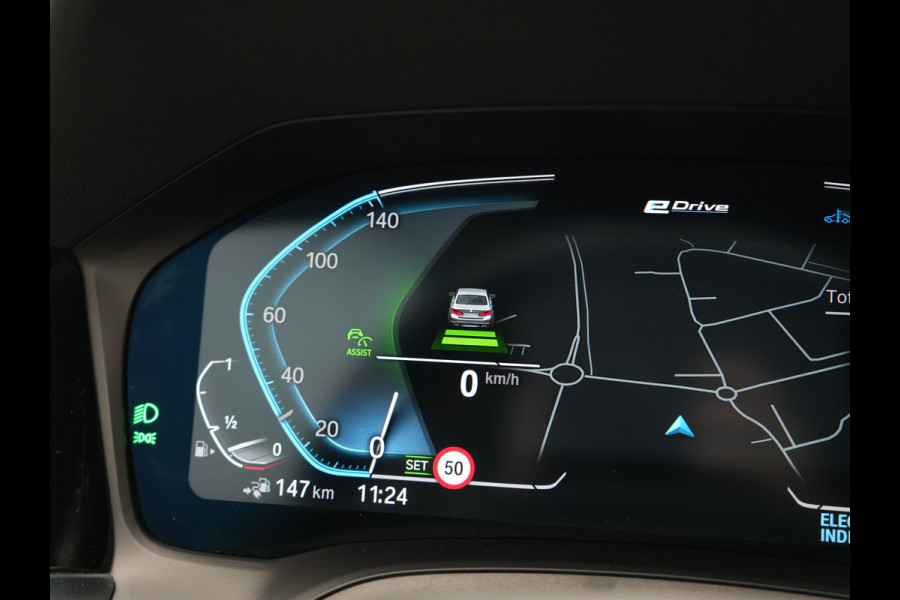 BMW 3 Serie Touring 330e Sportline PHEV 293pk Dealer O.H. | SOH 86,2% | Trekhaak Af Fabriek | Head Up | Adaptive Cruise | Laser LED | 360 Camera | Lederen Sportstoelen Memory & Verwarmd | Stuur Verwarmd | Keyless | BLIS | Sfeerverlichting | Apple Ca