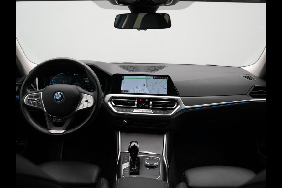 BMW 3 Serie Touring 330e Sportline PHEV 293pk Dealer O.H. | SOH 86,2% | Trekhaak Af Fabriek | Head Up | Adaptive Cruise | Laser LED | 360 Camera | Lederen Sportstoelen Memory & Verwarmd | Stuur Verwarmd | Keyless | BLIS | Sfeerverlichting | Apple Ca