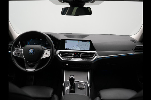 BMW 3 Serie Touring 330e Sportline PHEV 293pk Dealer O.H. | SOH 86,2% | Trekhaak Af Fabriek | Head Up | Adaptive Cruise | Laser LED | 360 Camera | Lederen Sportstoelen Memory & Verwarmd | Stuur Verwarmd | Keyless | BLIS | Sfeerverlichting | Apple Ca