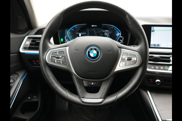 BMW 3 Serie Touring 330e Sportline PHEV 293pk Dealer O.H. | SOH 86,2% | Trekhaak Af Fabriek | Head Up | Adaptive Cruise | Laser LED | 360 Camera | Lederen Sportstoelen Memory & Verwarmd | Stuur Verwarmd | Keyless | BLIS | Sfeerverlichting | Apple Ca