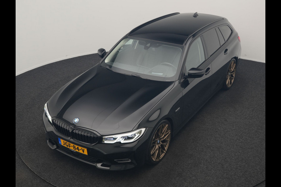 BMW 3 Serie Touring 330e Sportline PHEV 293pk Dealer O.H. | SOH 86,2% | Trekhaak Af Fabriek | Head Up | Adaptive Cruise | Laser LED | 360 Camera | Lederen Sportstoelen Memory & Verwarmd | Stuur Verwarmd | Keyless | BLIS | Sfeerverlichting | Apple Ca