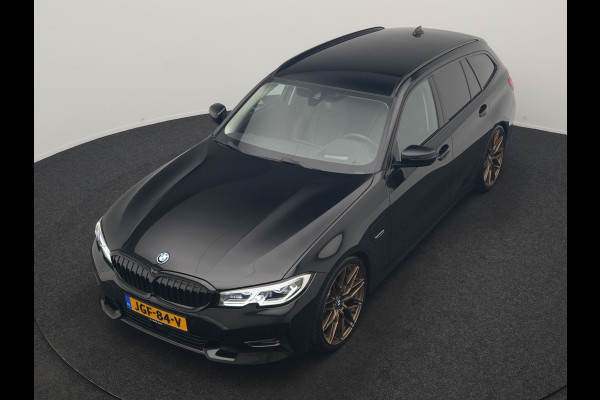 BMW 3 Serie Touring 330e Sportline PHEV 293pk Dealer O.H. | SOH 86,2% | Trekhaak Af Fabriek | Head Up | Adaptive Cruise | Laser LED | 360 Camera | Lederen Sportstoelen Memory & Verwarmd | Stuur Verwarmd | Keyless | BLIS | Sfeerverlichting | Apple Ca