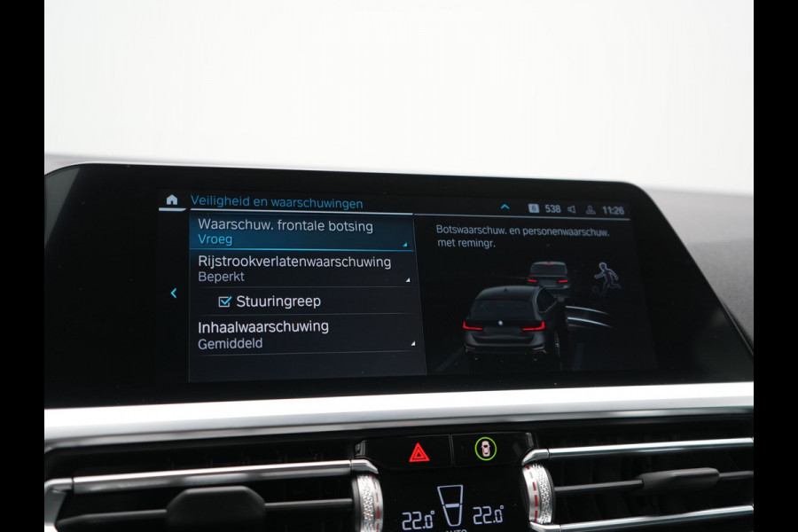 BMW 3 Serie Touring 330e Sportline PHEV 293pk Dealer O.H. | SOH 86,2% | Trekhaak Af Fabriek | Head Up | Adaptive Cruise | Laser LED | 360 Camera | Lederen Sportstoelen Memory & Verwarmd | Stuur Verwarmd | Keyless | BLIS | Sfeerverlichting | Apple Ca