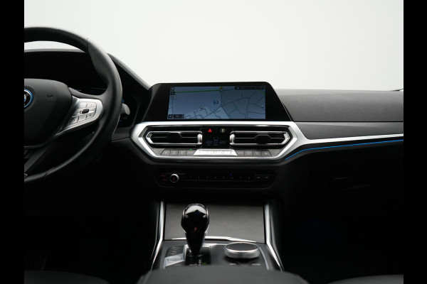 BMW 3 Serie Touring 330e Sportline PHEV 293pk Dealer O.H. | SOH 86,2% | Trekhaak Af Fabriek | Head Up | Adaptive Cruise | Laser LED | 360 Camera | Lederen Sportstoelen Memory & Verwarmd | Stuur Verwarmd | Keyless | BLIS | Sfeerverlichting | Apple Ca