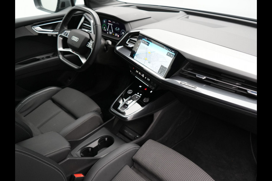 Audi Q4 e-tron 40 S Line 77 kWh 204pk Dealer O.H. | SOH 96,5 % | Trekhaak Af Fabriek | Adaptive Cruise | Head Up | Camera | Matrix LED | Sportstoelen Verwarmd | Sfeerverlichting | BLIS | Keyless | Apple Carplay | Navigatie | DAB | 19"L.M |