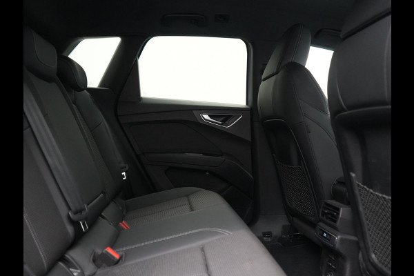Audi Q4 e-tron 40 S Line 77 kWh 204pk Dealer O.H. | SOH 96,5 % | Trekhaak Af Fabriek | Adaptive Cruise | Head Up | Camera | Matrix LED | Sportstoelen Verwarmd | Sfeerverlichting | BLIS | Keyless | Apple Carplay | Navigatie | DAB | 19"L.M |