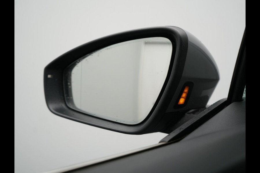 Audi Q4 e-tron 40 S Line 77 kWh 204pk Dealer O.H. | SOH 96,5 % | Trekhaak Af Fabriek | Adaptive Cruise | Head Up | Camera | Matrix LED | Sportstoelen Verwarmd | Sfeerverlichting | BLIS | Keyless | Apple Carplay | Navigatie | DAB | 19"L.M |