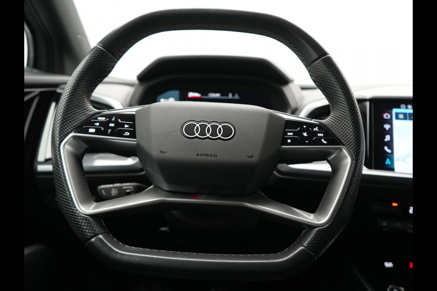 Audi Q4 e-tron 40 S Line 77 kWh 204pk Dealer O.H. | SOH 96,5 % | Trekhaak Af Fabriek | Adaptive Cruise | Head Up | Camera | Matrix LED | Sportstoelen Verwarmd | Sfeerverlichting | BLIS | Keyless | Apple Carplay | Navigatie | DAB | 19"L.M |