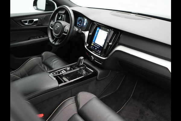 Volvo V60 T6 Recharge AWD R-Design PHEV 340pk Dealer O.H. | SOH 82,8% | Camera | Harman / Kardon | Lederen Sportstoelen Memory & Verwarmd | Stuur Verwarmd | Keyless | BLIS | Cruise Control | Apple Carplay | Navigatie | DAB | 20"L.M | Plug In Hybrid