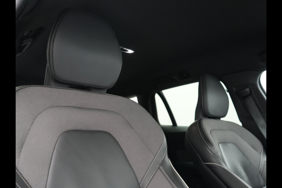 Volvo V60 T6 Recharge AWD R-Design PHEV 340pk Dealer O.H. | SOH 82,8% | Camera | Harman / Kardon | Lederen Sportstoelen Memory & Verwarmd | Stuur Verwarmd | Keyless | BLIS | Cruise Control | Apple Carplay | Navigatie | DAB | 20"L.M | Plug In Hybrid