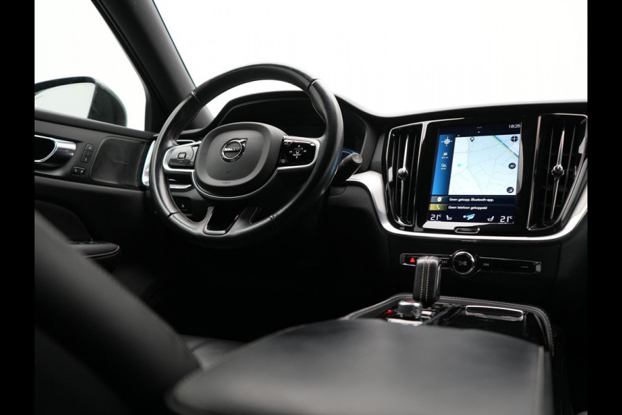 Volvo V60 T6 Recharge AWD R-Design PHEV 340pk Dealer O.H. | SOH 82,8% | Camera | Harman / Kardon | Lederen Sportstoelen Memory & Verwarmd | Stuur Verwarmd | Keyless | BLIS | Cruise Control | Apple Carplay | Navigatie | DAB | 20"L.M | Plug In Hybrid