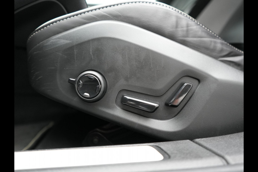 Volvo V60 T6 Recharge AWD R-Design PHEV 340pk Dealer O.H. | SOH 82,8% | Camera | Harman / Kardon | Lederen Sportstoelen Memory & Verwarmd | Stuur Verwarmd | Keyless | BLIS | Cruise Control | Apple Carplay | Navigatie | DAB | 20"L.M | Plug In Hybrid