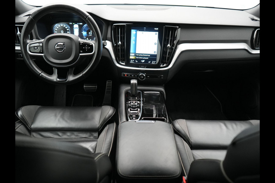 Volvo V60 T6 Recharge AWD R-Design PHEV 340pk Dealer O.H. | SOH 82,8% | Camera | Harman / Kardon | Lederen Sportstoelen Memory & Verwarmd | Stuur Verwarmd | Keyless | BLIS | Cruise Control | Apple Carplay | Navigatie | DAB | 20"L.M | Plug In Hybrid