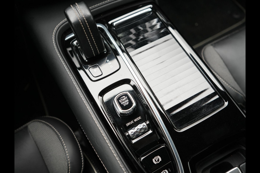 Volvo V60 T6 Recharge AWD R-Design PHEV 340pk Dealer O.H. | SOH 82,8% | Camera | Harman / Kardon | Lederen Sportstoelen Memory & Verwarmd | Stuur Verwarmd | Keyless | BLIS | Cruise Control | Apple Carplay | Navigatie | DAB | 20"L.M | Plug In Hybrid
