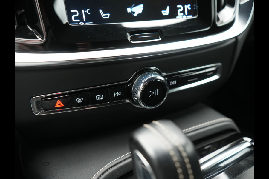 Volvo V60 T6 Recharge AWD R-Design PHEV 340pk Dealer O.H. | SOH 82,8% | Camera | Harman / Kardon | Lederen Sportstoelen Memory & Verwarmd | Stuur Verwarmd | Keyless | BLIS | Cruise Control | Apple Carplay | Navigatie | DAB | 20"L.M | Plug In Hybrid