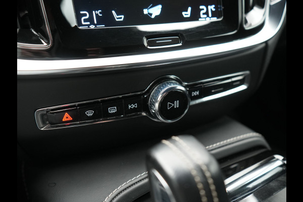 Volvo V60 T6 Recharge AWD R-Design PHEV 340pk Dealer O.H. | SOH 82,8% | Camera | Harman / Kardon | Lederen Sportstoelen Memory & Verwarmd | Stuur Verwarmd | Keyless | BLIS | Cruise Control | Apple Carplay | Navigatie | DAB | 20"L.M | Plug In Hybrid
