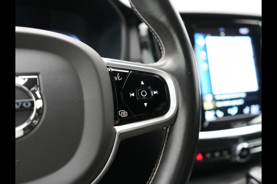 Volvo V60 T6 Recharge AWD R-Design PHEV 340pk Dealer O.H. | SOH 82,8% | Camera | Harman / Kardon | Lederen Sportstoelen Memory & Verwarmd | Stuur Verwarmd | Keyless | BLIS | Cruise Control | Apple Carplay | Navigatie | DAB | 20"L.M | Plug In Hybrid