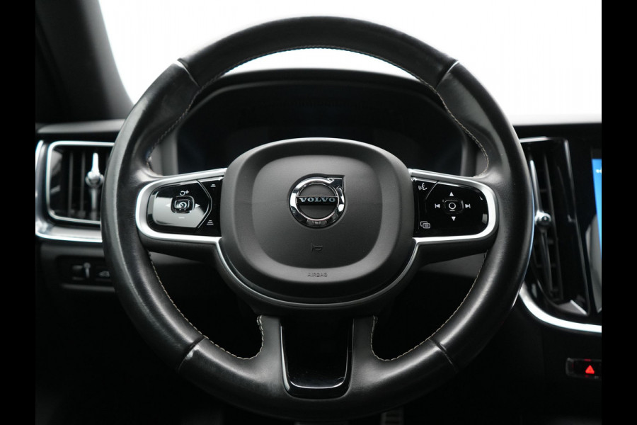 Volvo V60 T6 Recharge AWD R-Design PHEV 340pk Dealer O.H. | SOH 82,8% | Camera | Harman / Kardon | Lederen Sportstoelen Memory & Verwarmd | Stuur Verwarmd | Keyless | BLIS | Cruise Control | Apple Carplay | Navigatie | DAB | 20"L.M | Plug In Hybrid