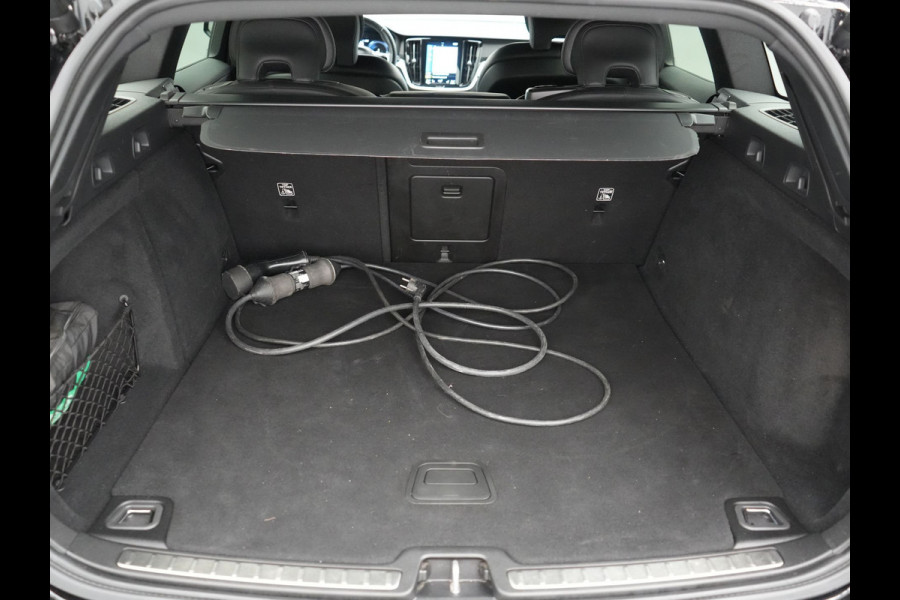 Volvo V60 T6 Recharge AWD R-Design PHEV 340pk Dealer O.H. | SOH 82,8% | Camera | Harman / Kardon | Lederen Sportstoelen Memory & Verwarmd | Stuur Verwarmd | Keyless | BLIS | Cruise Control | Apple Carplay | Navigatie | DAB | 20"L.M | Plug In Hybrid