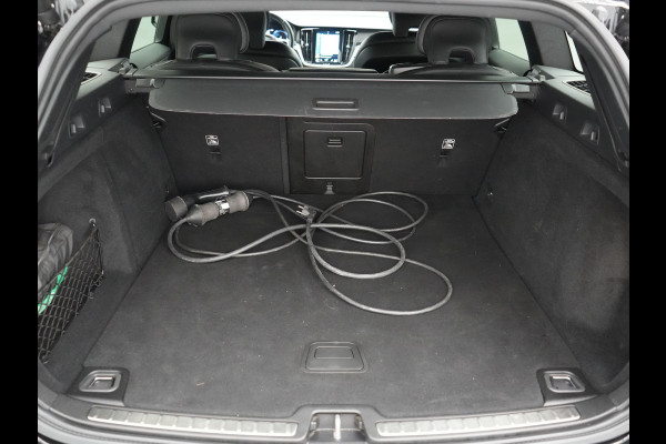 Volvo V60 T6 Recharge AWD R-Design PHEV 340pk Dealer O.H. | SOH 82,8% | Camera | Harman / Kardon | Lederen Sportstoelen Memory & Verwarmd | Stuur Verwarmd | Keyless | BLIS | Cruise Control | Apple Carplay | Navigatie | DAB | 20"L.M | Plug In Hybrid
