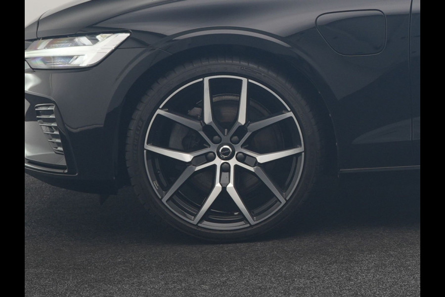 Volvo V60 T6 Recharge AWD R-Design PHEV 340pk Dealer O.H. | SOH 82,8% | Camera | Harman / Kardon | Lederen Sportstoelen Memory & Verwarmd | Stuur Verwarmd | Keyless | BLIS | Cruise Control | Apple Carplay | Navigatie | DAB | 20"L.M | Plug In Hybrid