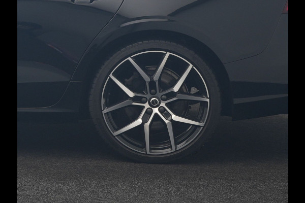 Volvo V60 T6 Recharge AWD R-Design PHEV 340pk Dealer O.H. | SOH 82,8% | Camera | Harman / Kardon | Lederen Sportstoelen Memory & Verwarmd | Stuur Verwarmd | Keyless | BLIS | Cruise Control | Apple Carplay | Navigatie | DAB | 20"L.M | Plug In Hybrid