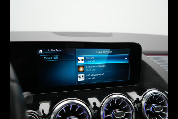 Mercedes-Benz EQA 250 Progressive 67 kWh 190pk Dealer O.H. | SOH 95,9% | Panodak | Adaptive Cruise | Camera | Sfeerverlichting | Sportstoelen Verwarmd | BLIS | Widescreen Navi | Apple Carplay | DAB |