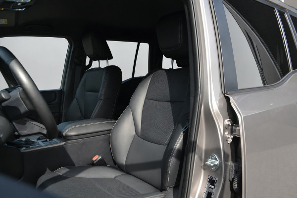 Toyota Land Cruiser 2.8 D-4D Hybrid Navigator Van