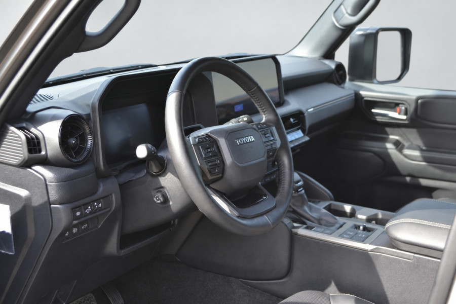Toyota Land Cruiser 2.8 D-4D Hybrid Navigator Van