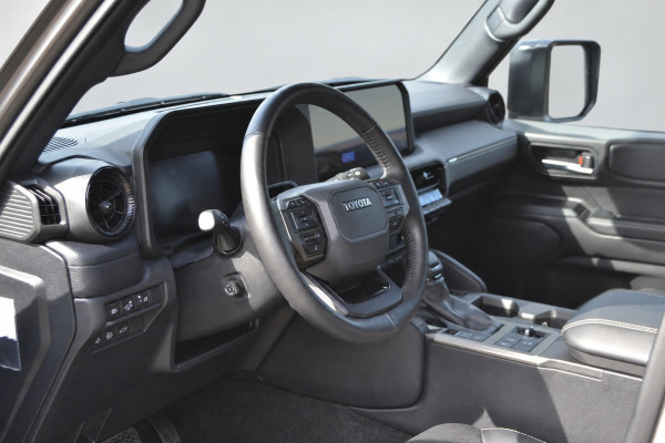 Toyota Land Cruiser 2.8 D-4D Hybrid Navigator Van