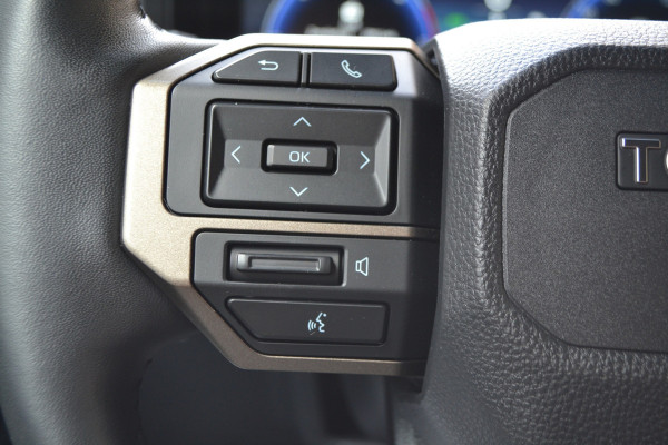 Toyota Land Cruiser 2.8 D-4D Hybrid Navigator Van