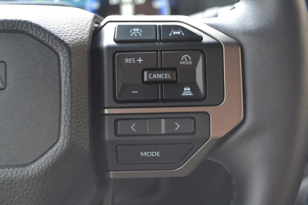 Toyota Land Cruiser 2.8 D-4D Hybrid Navigator Van