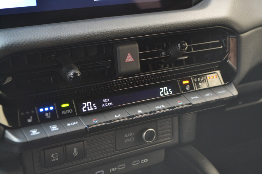 Toyota Land Cruiser 2.8 D-4D Hybrid Navigator Van