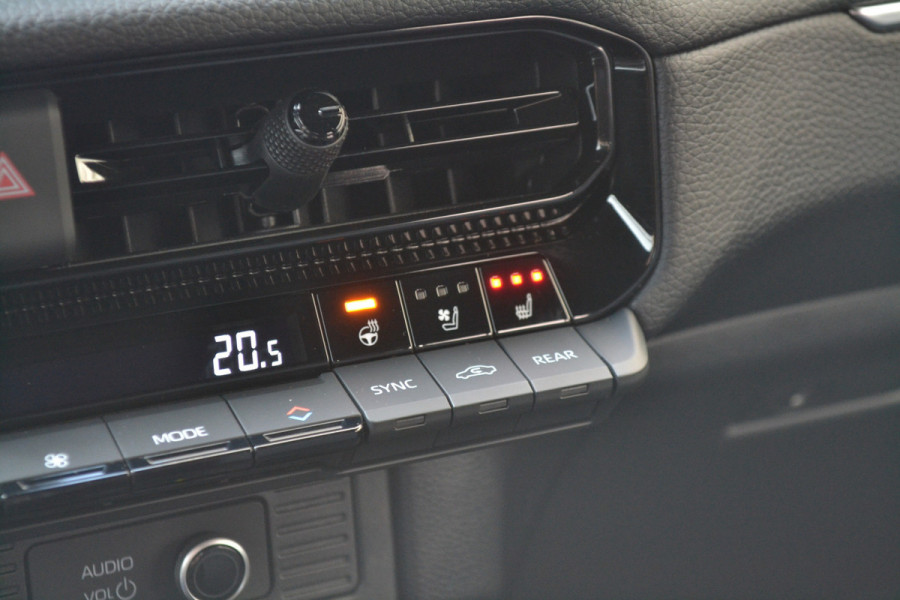 Toyota Land Cruiser 2.8 D-4D Hybrid Navigator Van