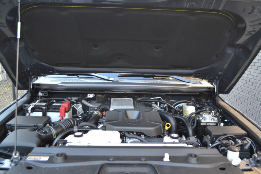 Toyota Land Cruiser 2.8 D-4D Hybrid Navigator VAN